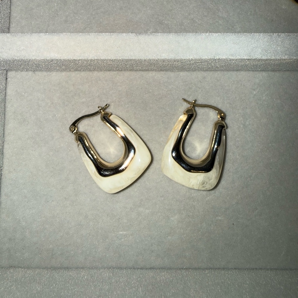 Boutique cream and gold earrings